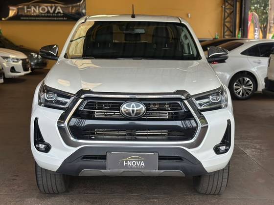 TOYOTA HILUX 2.8 D-4D TURBO DIESEL CD SRX 4X4 AUTOMÁTICO TOYOTA HILUX 2.8 D-4D TURBO DIESEL CD SRX 4X4 AUTOMÁTICO